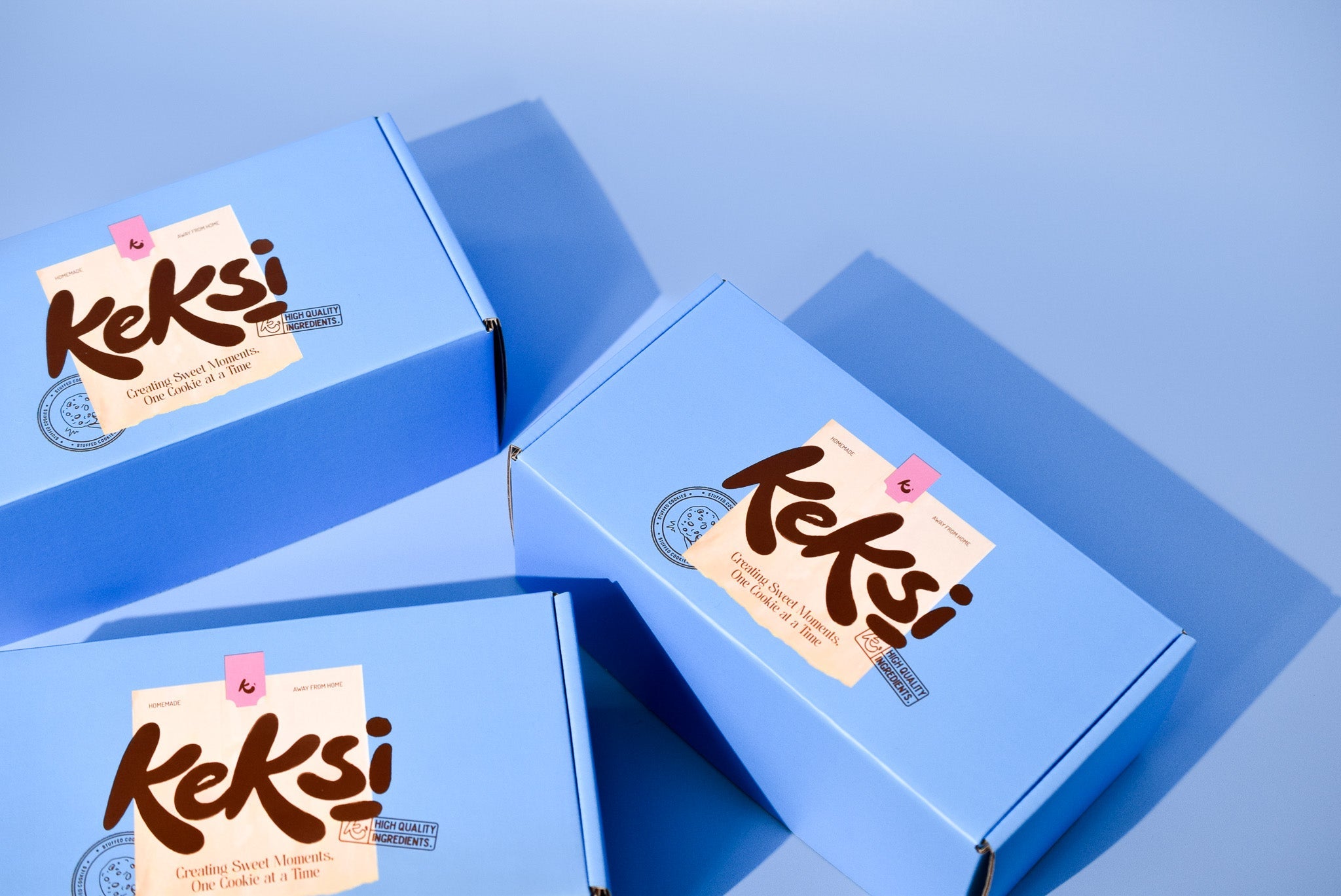 An image of several blue keksi shipping boxes on a blue background.