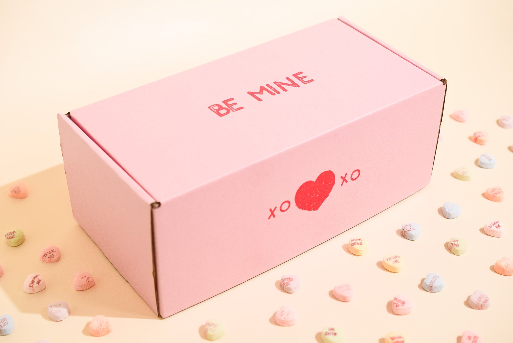 An image of the Keksi conversations hearts Valentine's Day cookie box on a creambackground.