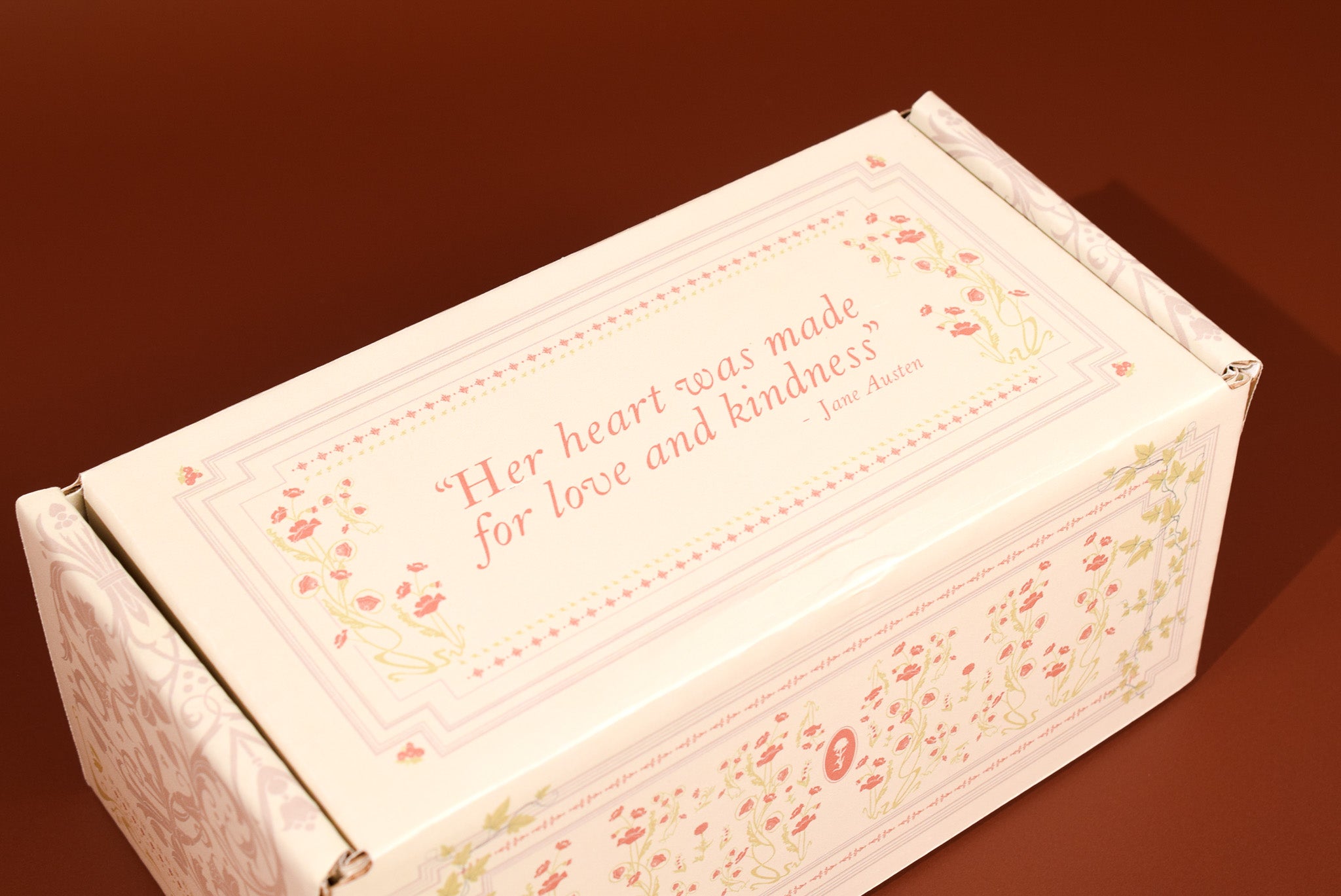 The keksi Mother's Day cookie gift box on a brown background.