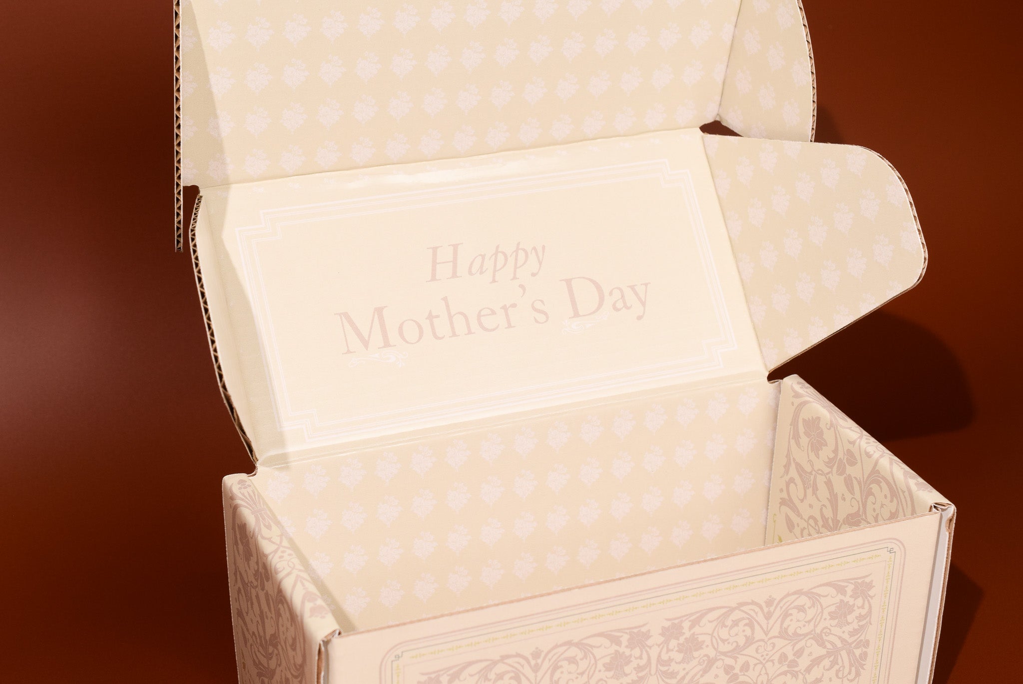 The keksi Mother's Day cookie gift box on a brown background.
